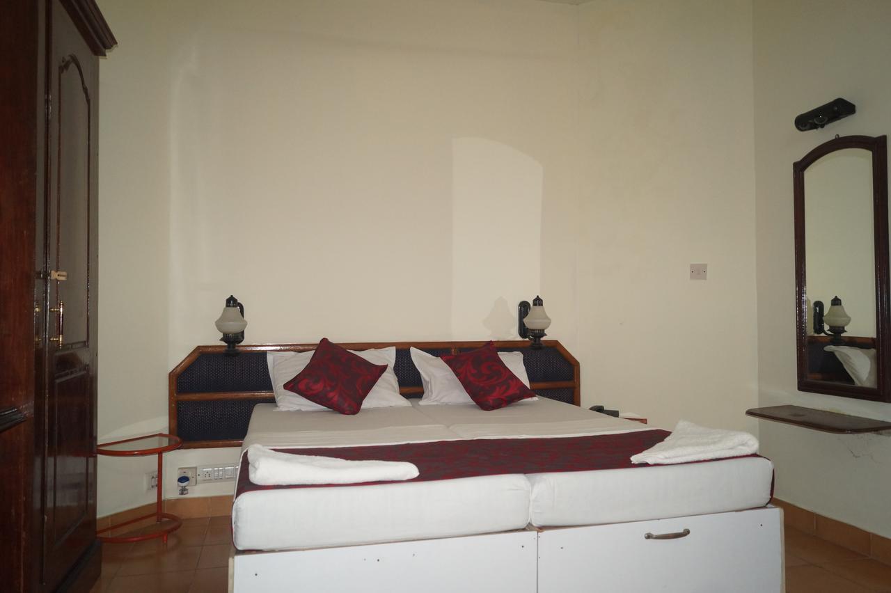 Hotel Thushara Kovalam Bagian luar foto